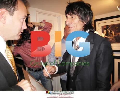 Ronnie Wood paints girlfriend's portraits