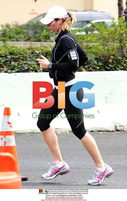 Jessica Biel and Justin Timberlake jogging with trainer