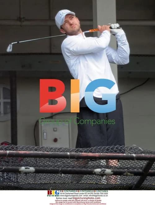 Justin Timberlake practices golf swing