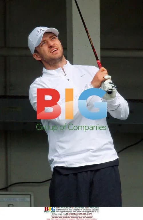 Justin Timberlake practices golf swing in New York