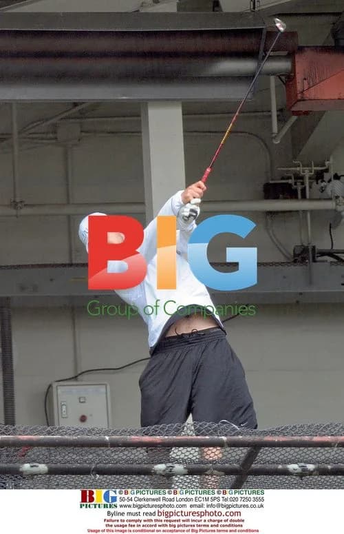 Justin Timberlake golfs in Chelsea, NYC