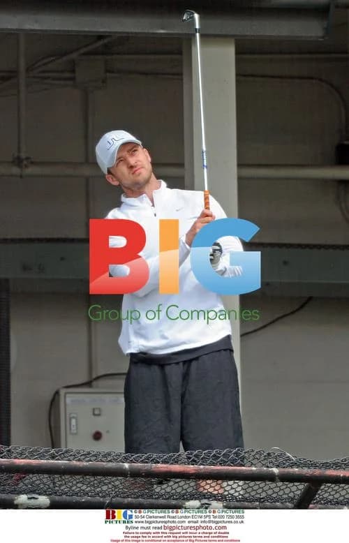 Justin Timberlake practices golf swing