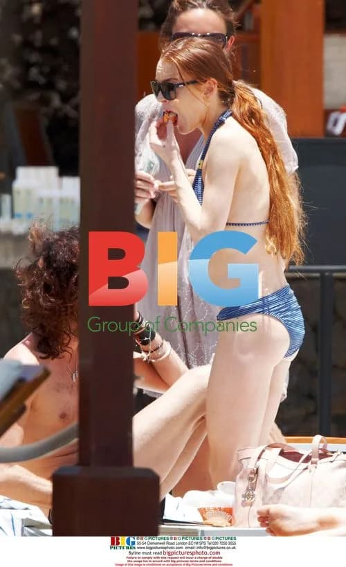 Lindsay Lohan Relaxes in Maui
