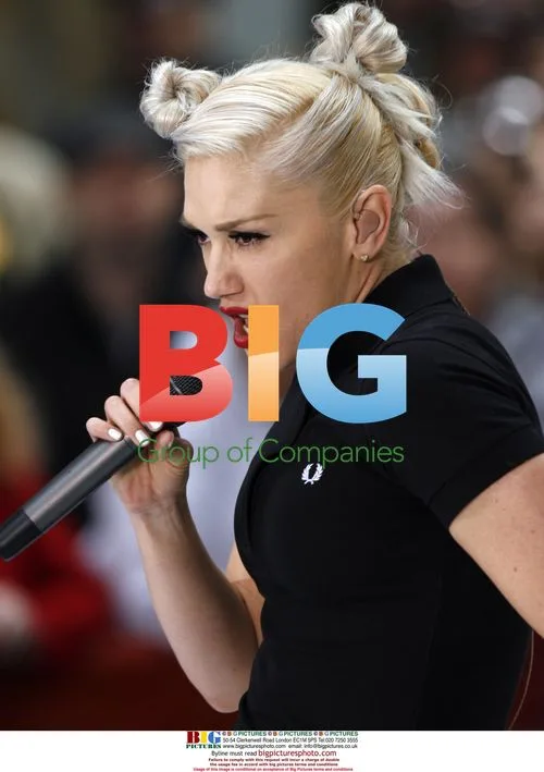 Gwen Stefani performs with No Doubt