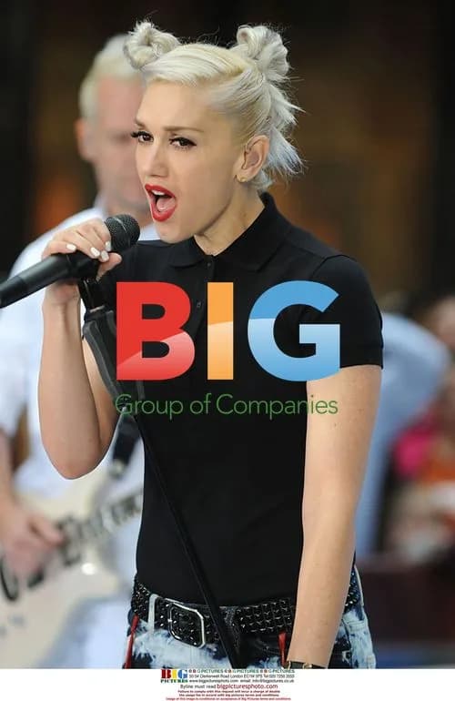 Gwen Stefani performs with No Doubt