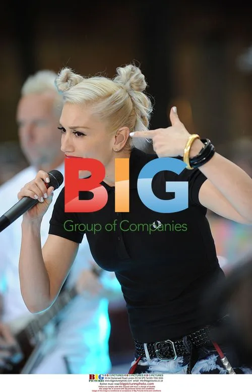 Gwen Stefani Performs with No Doubt