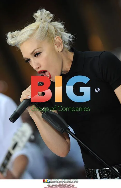 Gwen Stefani performs with No Doubt