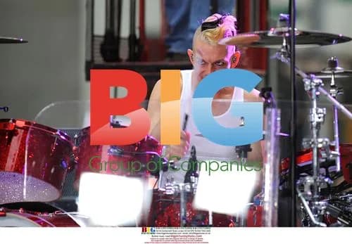 Gwen Stefani Performs with No Doubt