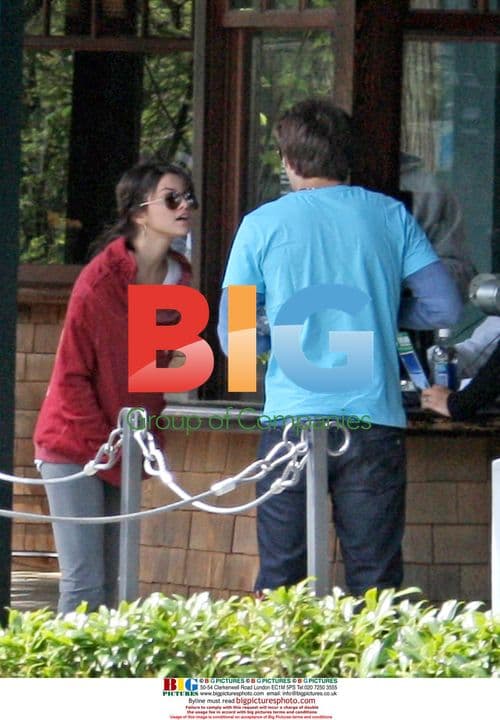 Selena Gomez visits Capilano Suspension Bridge with family