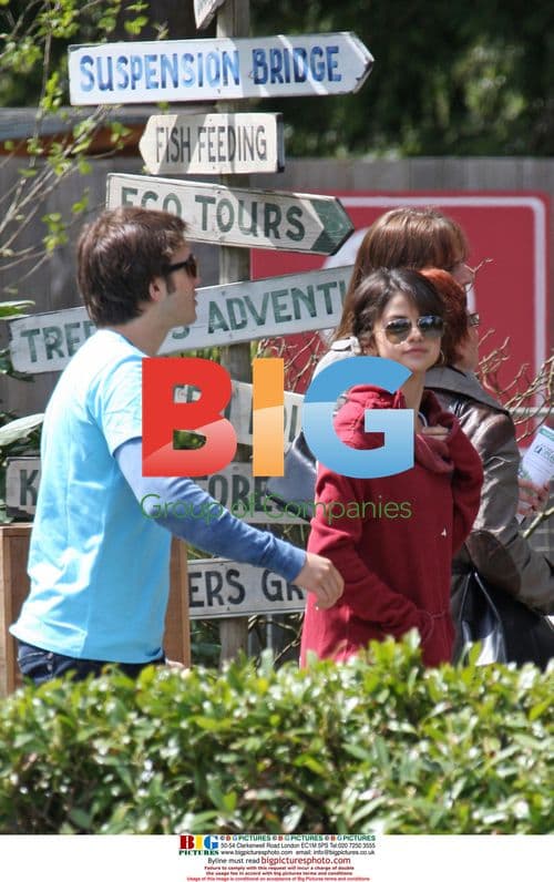 Selena Gomez and family visit Capilano Bridge