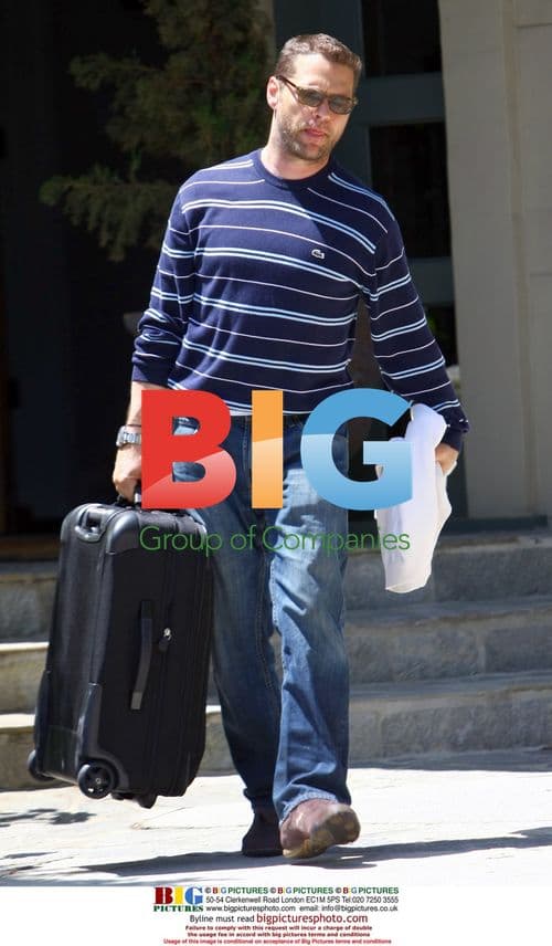 Jason Priestley and pregnant wife Naomi