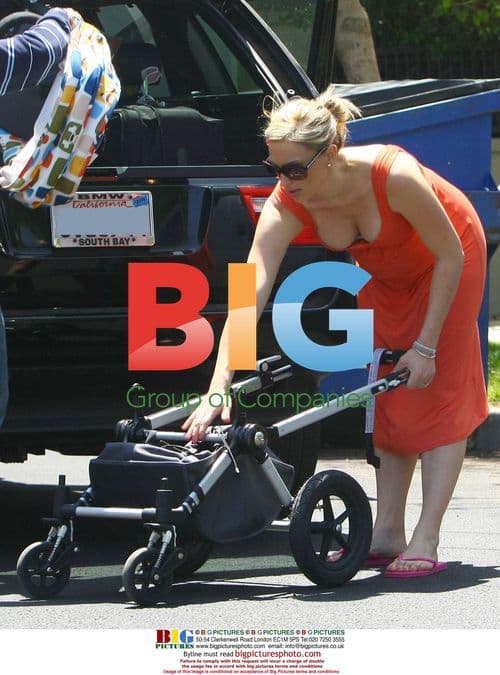 Jason Priestley and pregnant wife Naomi