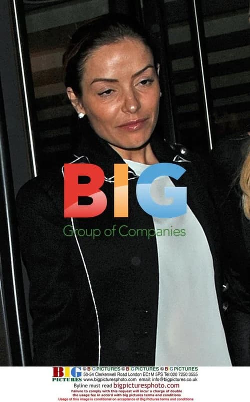Elen Rives enjoys night out with friend