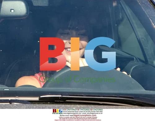Vanessa Hudgens has lunch with friend