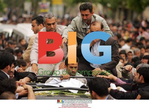 Ahmadinejad ducks into car amid tear gas