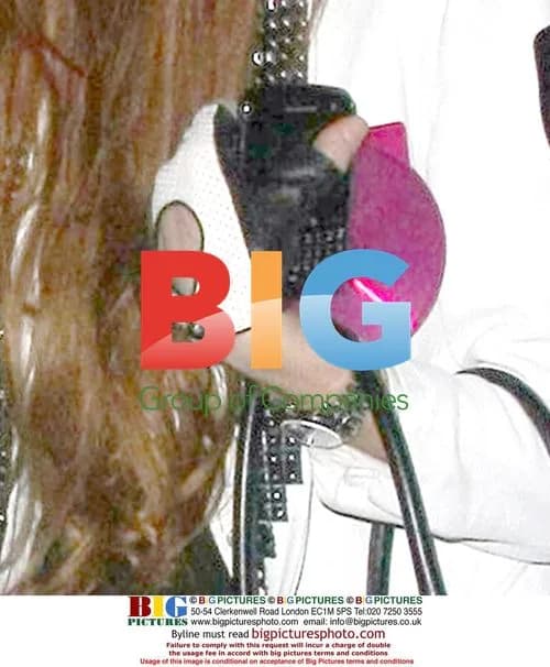 Lindsay Lohan Leaves Restaurant