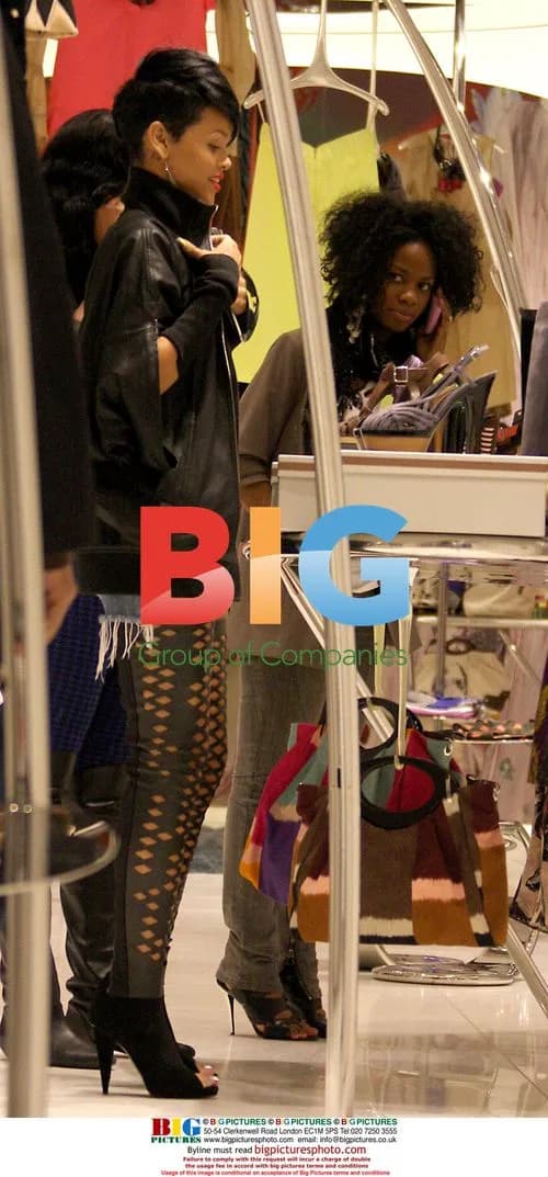 Rihanna shopping with friends in NYC