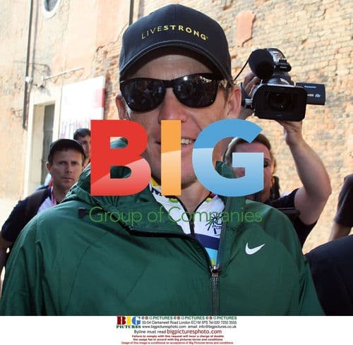 Lance Armstrong takes gondola ride with cyclists