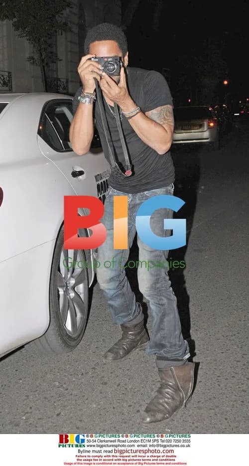 Lenny Kravitz Takes Photos With Paparazzi