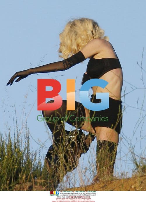 Lindsay Lohan Undresses After Marilyn Monroe Photoshoot