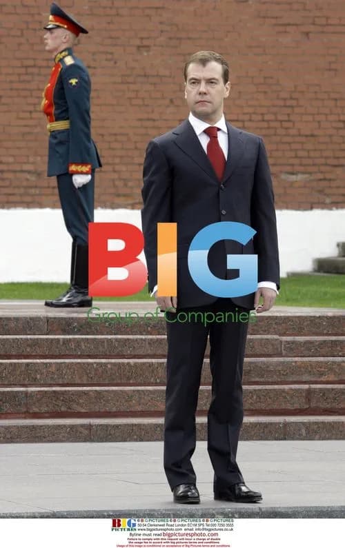 Medvedev Lays Wreath at Tomb of Unknown Soldier