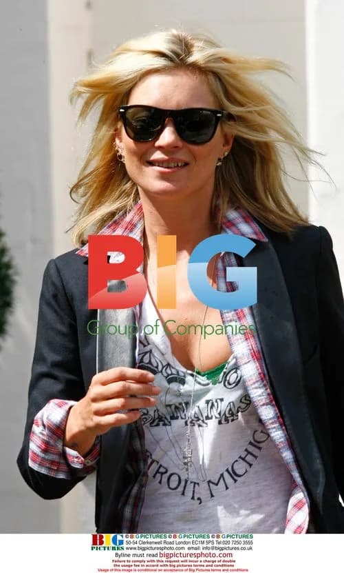 Kate Moss Leaves Friend's House