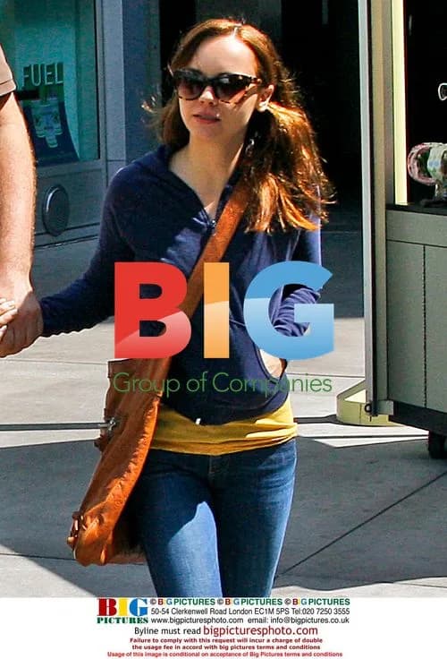 Christina Ricci hides engagement ring