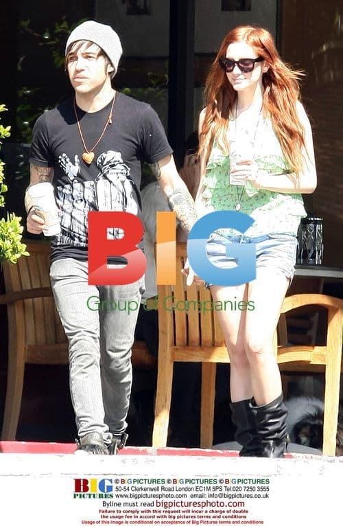 Ashley Simpson and Pete Wentz Starbucks