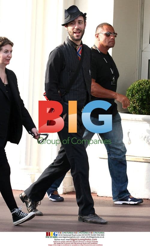 Charlie Winston Performs on "Le grand Journal"