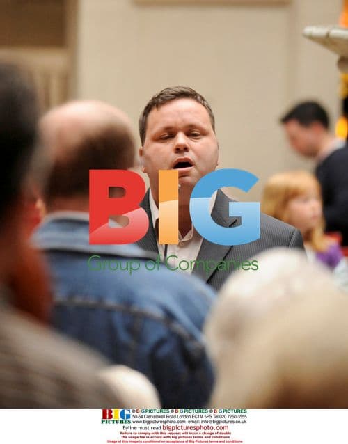 Paul Potts Surprises Shoppers with Performance