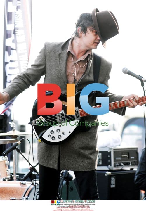 Pete Doherty pretends to dive at secret gig