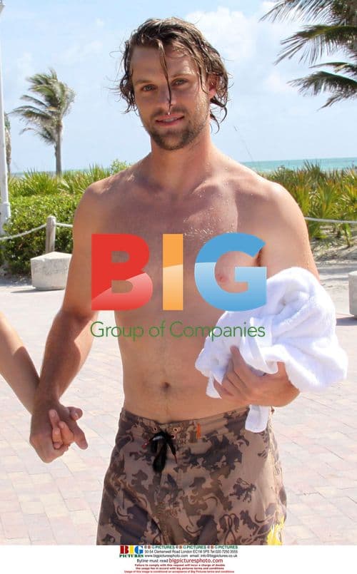 Jesse Spencer and girlfriend strolling on Miami Beach