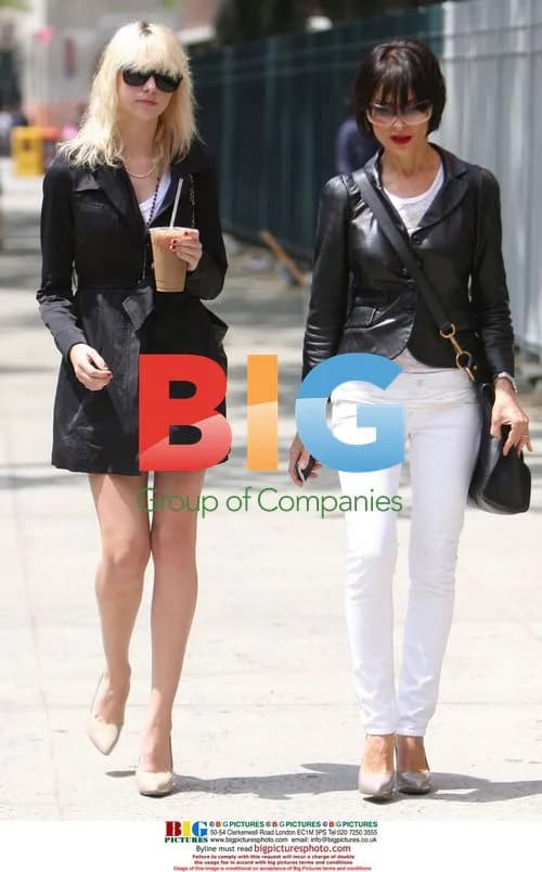 Taylor Momsen takes walk with mom in NYC