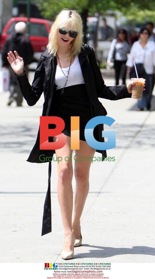 Taylor Momsen Takes Walk with Mom