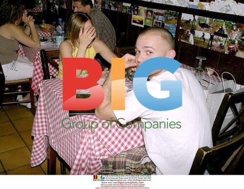 Mena Suvari and Boyfriend Dinner in Rome