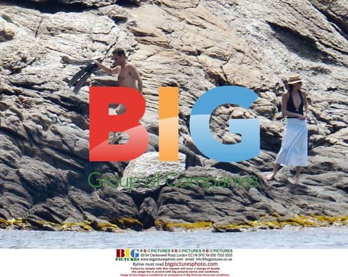 French President Nicolas Sarkozy Buys Pizza