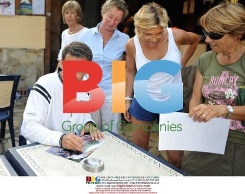 Sarkozy Buys Pizza on French Riviera