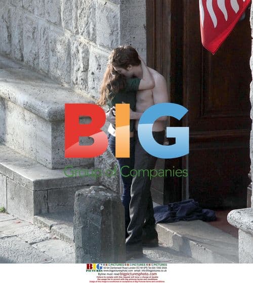 Robert Pattinson and Kristen Stewart on New Moon Set