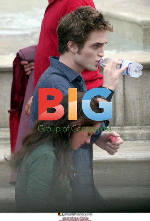 Robert Pattinson and Kristen Stewart on New Moon Set