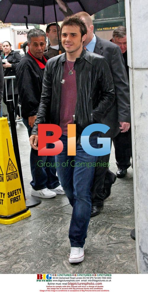 Kris Allen Performs on 'The Early Show'