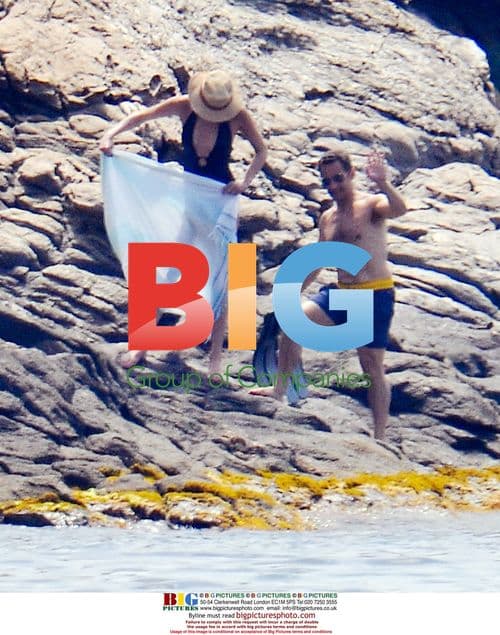 French President Sarkozy buys pizza on French Riviera