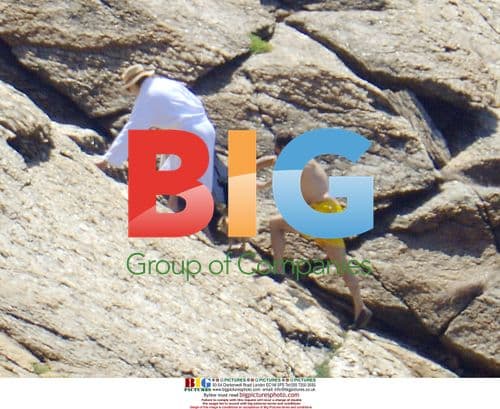 Sarkozy Buys Pizza on Riviera Vacation