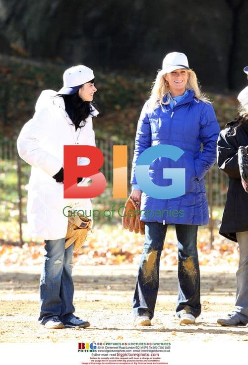 Rachel Hunter, Krysten Ritter, Ivan Sergei on 'Gravity' set