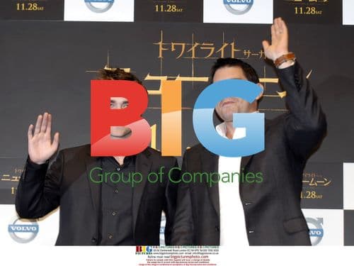 Robert Pattinson and Chris Weitz at 'New Moon' Press Conference