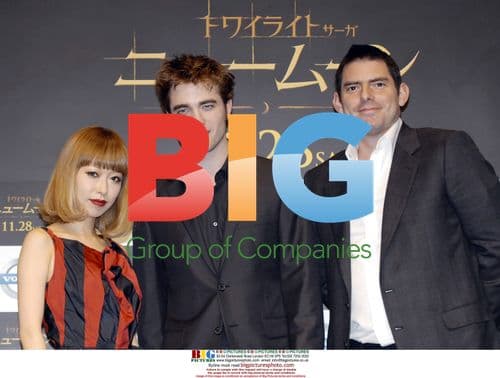 Robert Pattinson and Chris Weitz at "The Twilight Saga: New Moon" Press Conference