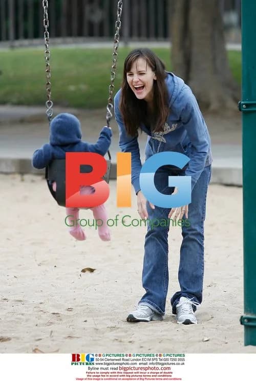Jennifer Garner and Daughters Play at the Park