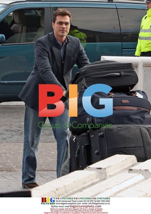 Natasha Kaplinsky changes nappy