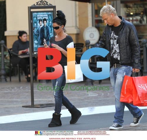 Katie Price Goes Last Minute Shopping