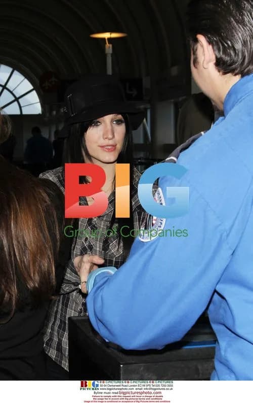 Ashlee Simpson departs LAX