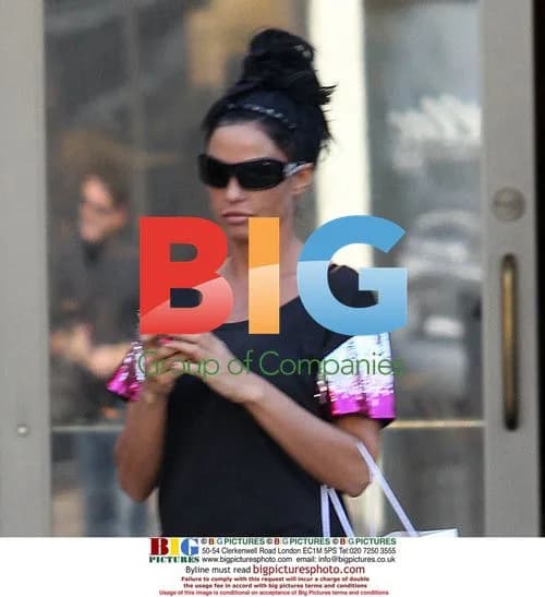 Katie Price Hits the Grove for Last Minute Shopping